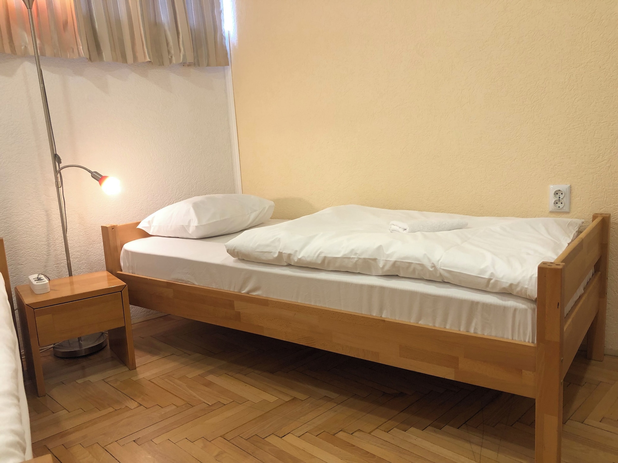 ECONOMY, TWIN BEDS, SHARED BATHROOM