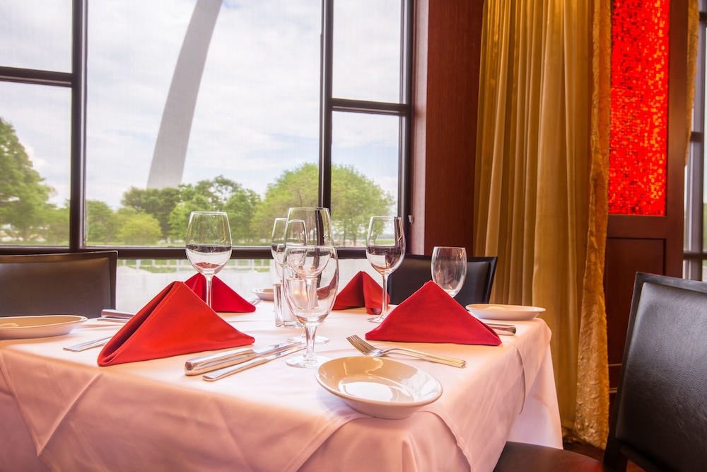 Hyatt Regency Saint Louis at The Arch 58/76
