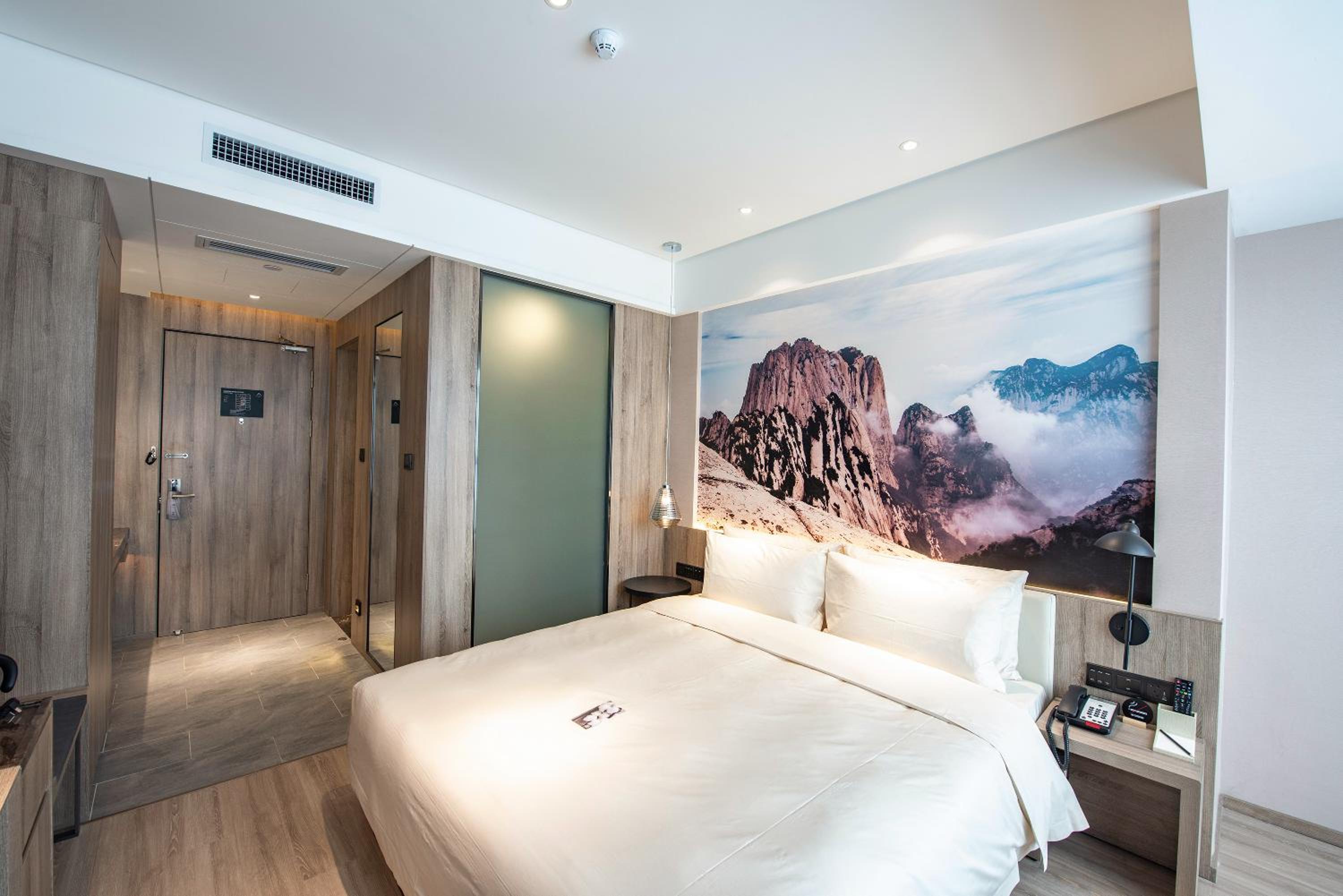 Elegant, Queen Bed