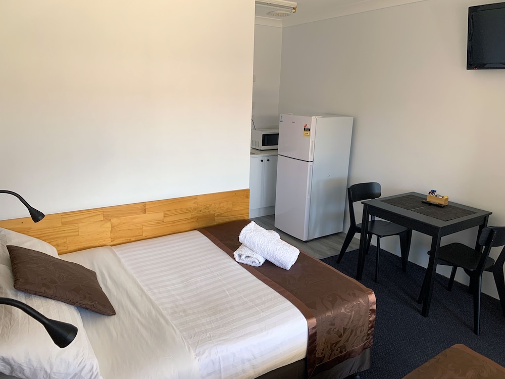 Baths Motel 4/33