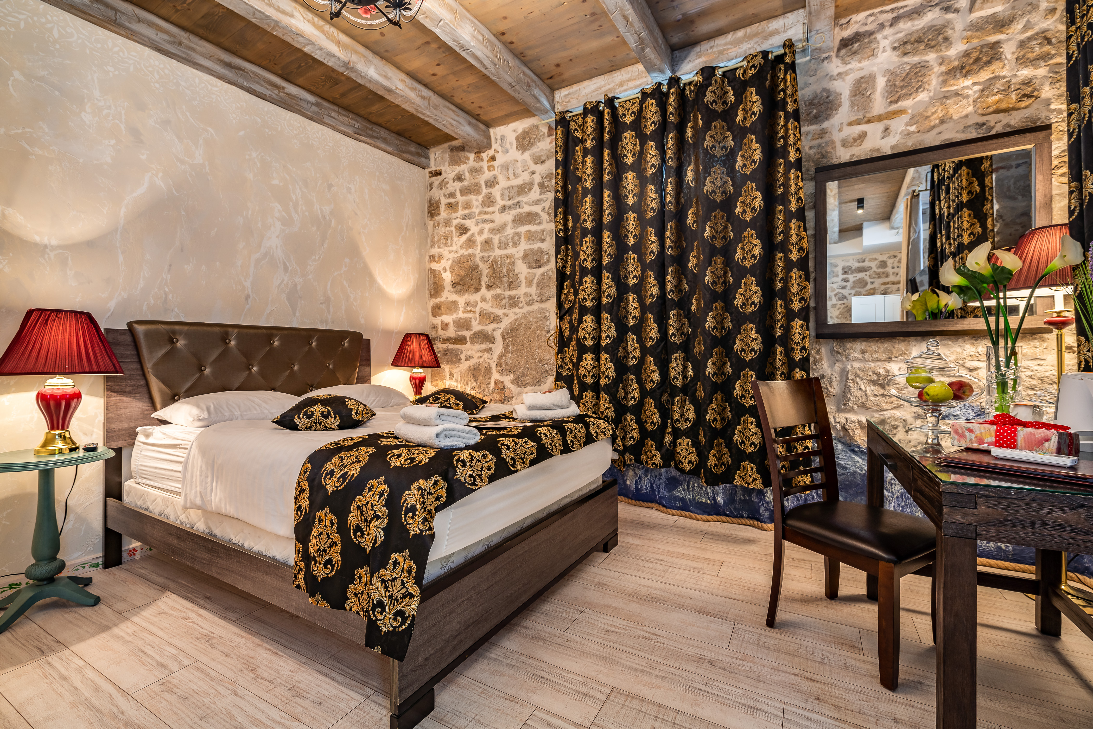 DELUXE, DOUBLE BED