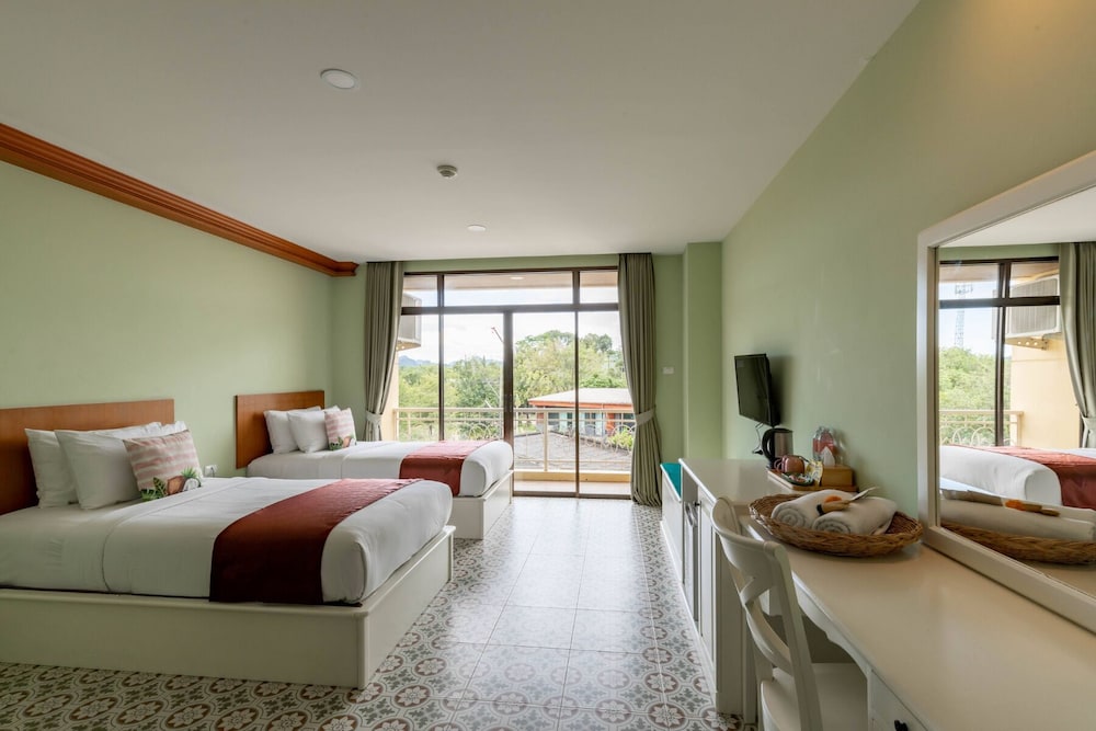 Space, Deluxe, Twin Beds, ROYAL PINEAPPLE HOTEL a welcome to wealth and good fortune 6/9