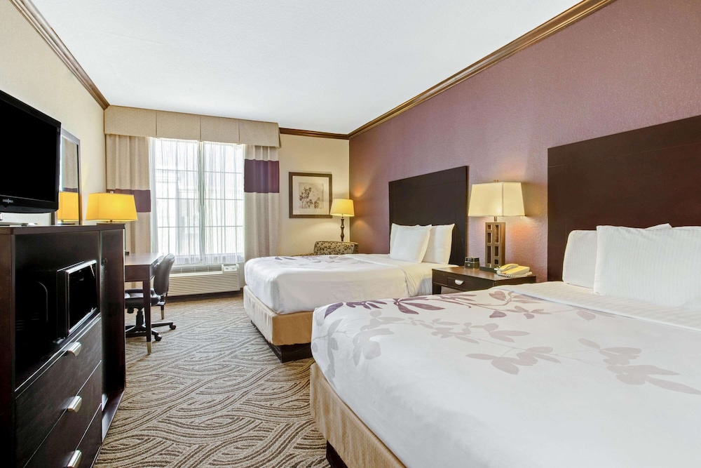 La Quinta Inn and Suites by Wyndham Ft. Worth - Burleson 16/53