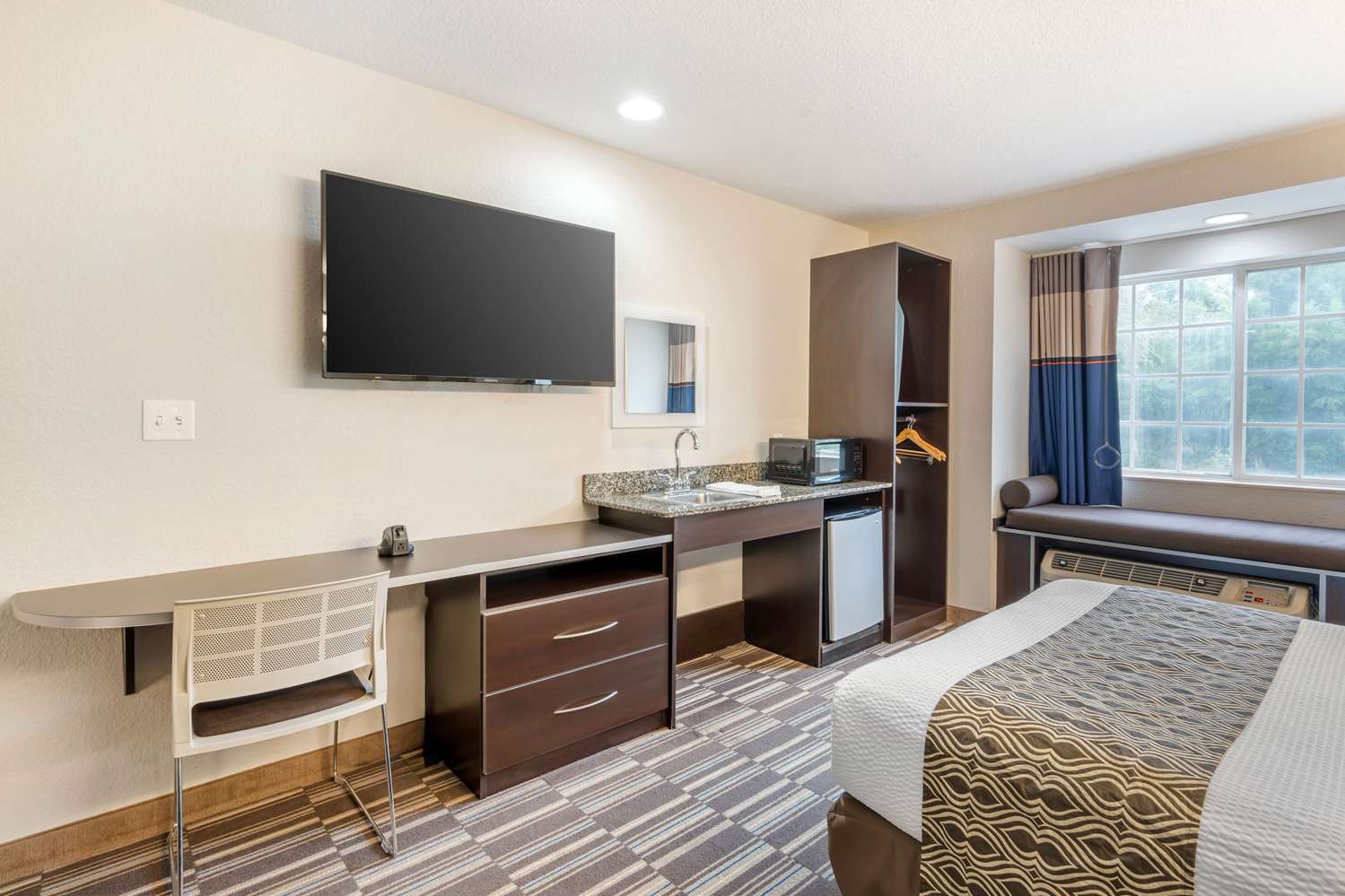 Microtel Inn and Suites by Wyndham Brooksville 42/53