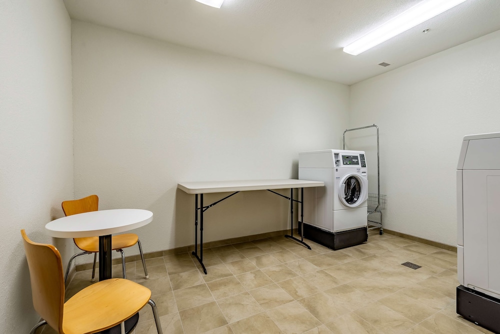 Motel6 Mankato, MN 52/60