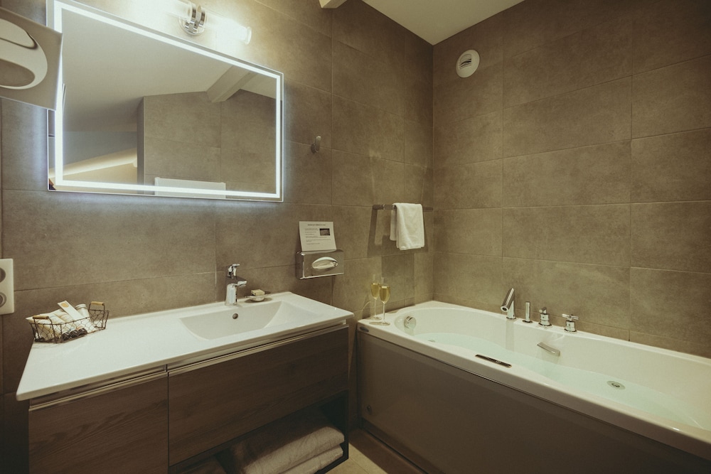 AUBERGE DE CLOCHEMERLE 50/54