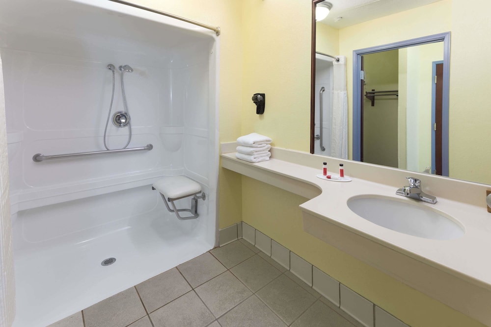 Days Inn Suites By Wyndham Union City 12/30