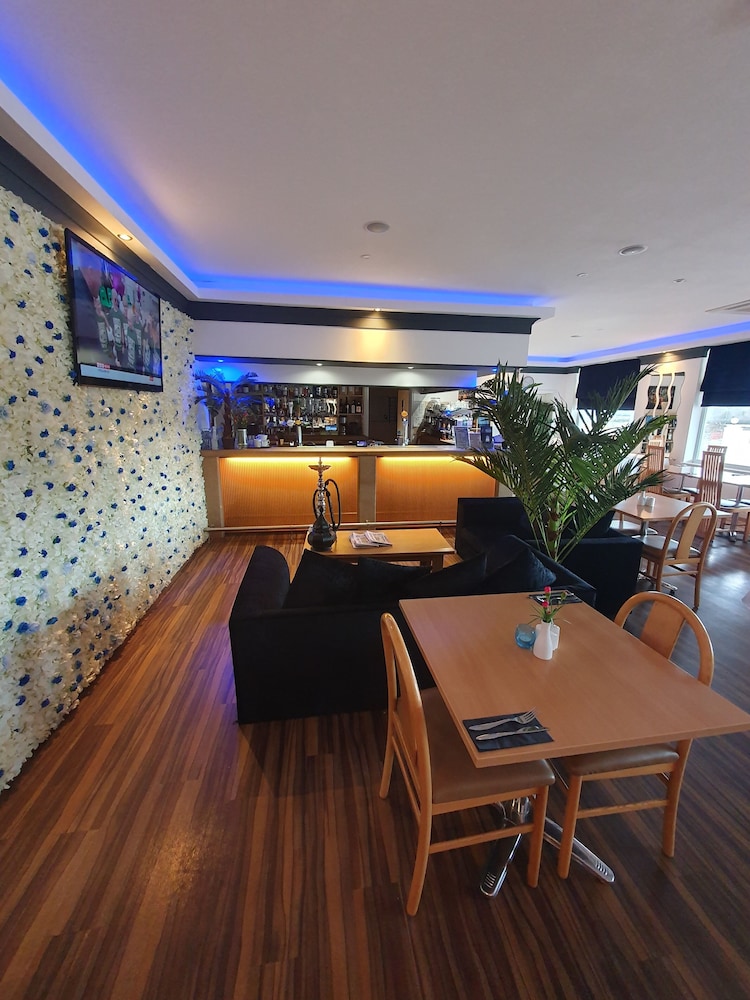 OYO Hawk House 38/60