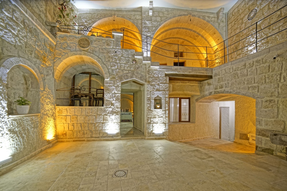 Risus Cave Suites 28/55