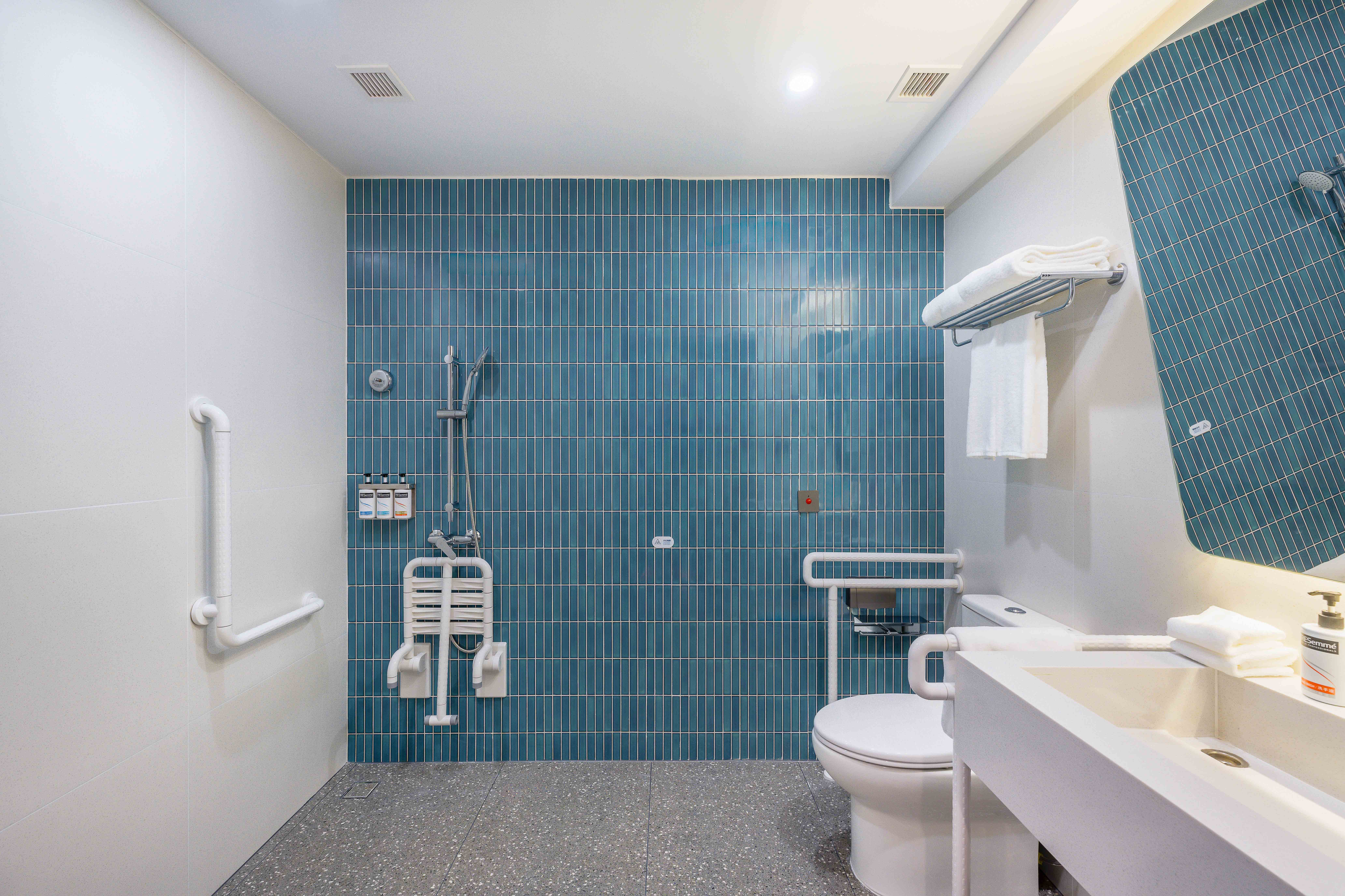 Holiday Inn Express Jiangmen East Station 49/51