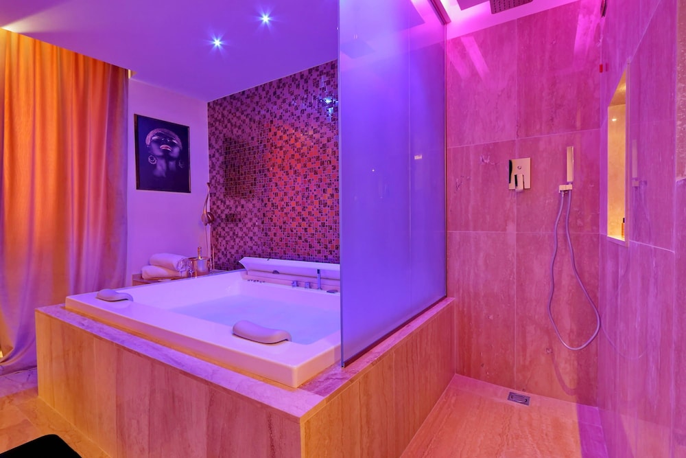 Spanish Diamond Luxury Suites & Jacuzzi 29/39