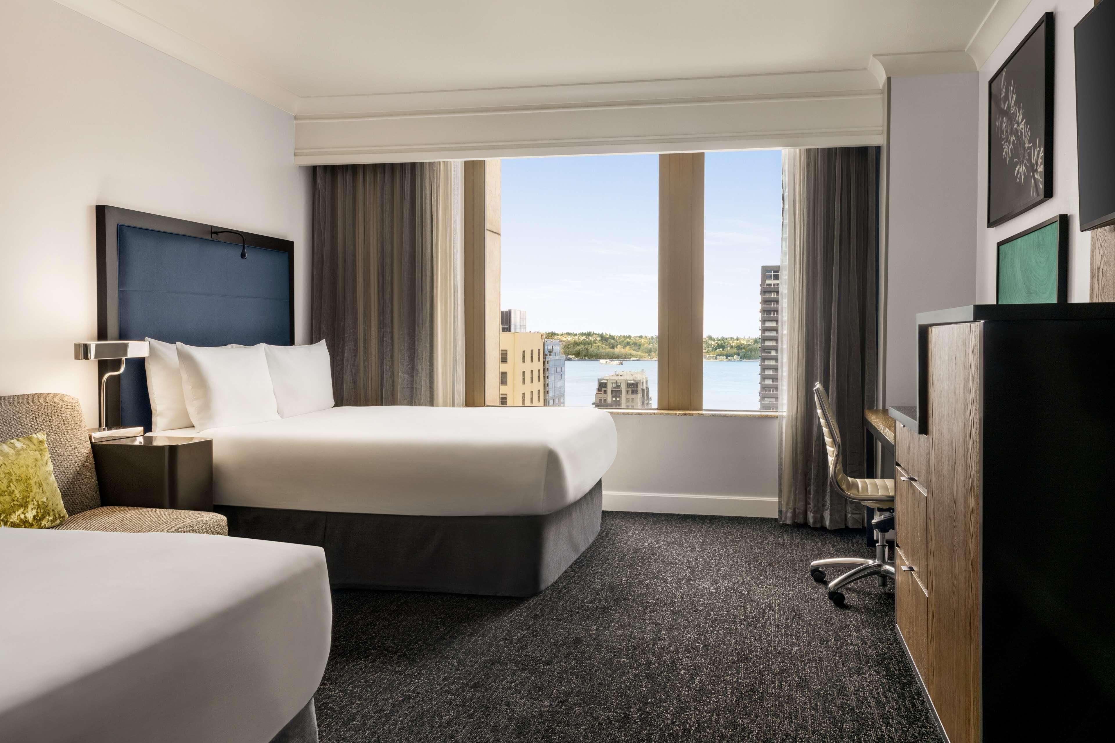 Room, 2 Queen Beds, Partial Water or Skyline View، Hilton Motif Seattle 3/8