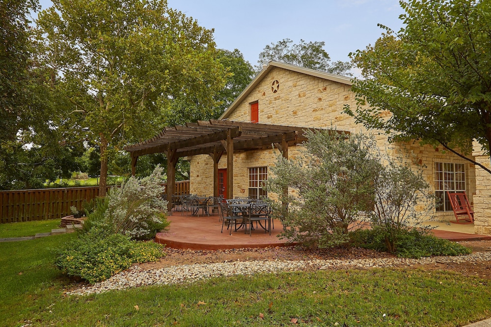 Fredericksburg Inn And Suites 47/53