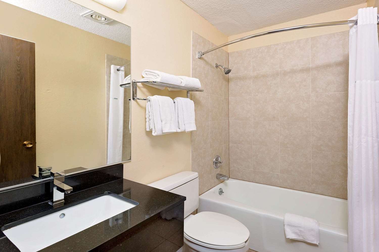 Howard Johnson By Wyndham Waterloo/Cedar Falls 23/25