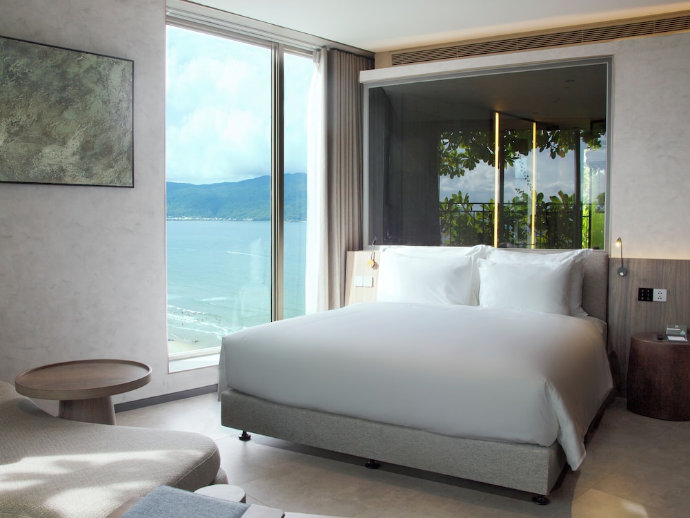 Deluxe, King Bed, Partial Sea View, Bathtub, M Hotel Danang 4/5