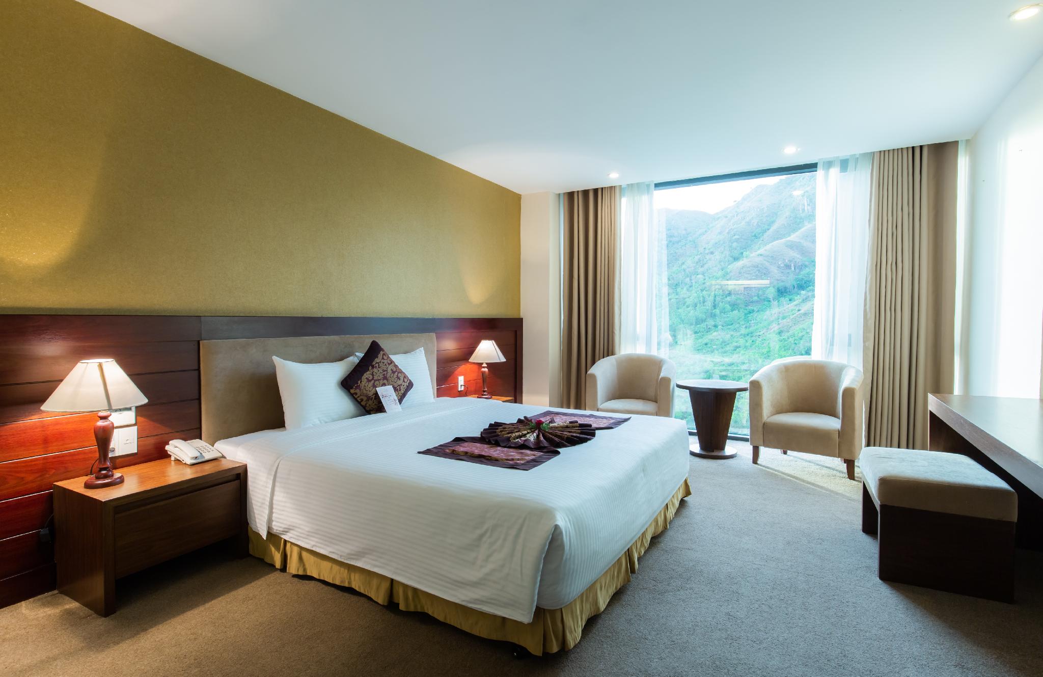 Deluxe, King Bed