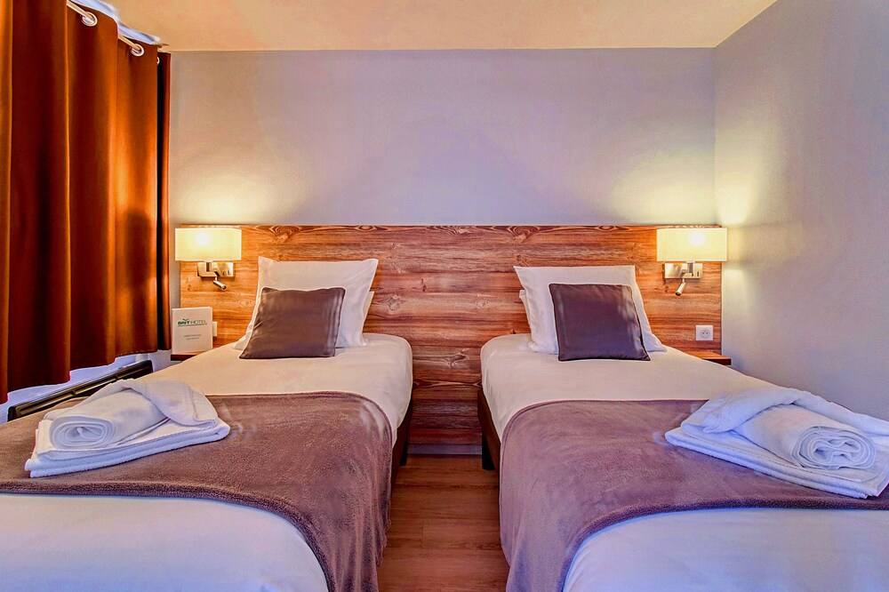Brit Hotel Confort Pau Lons 12/36