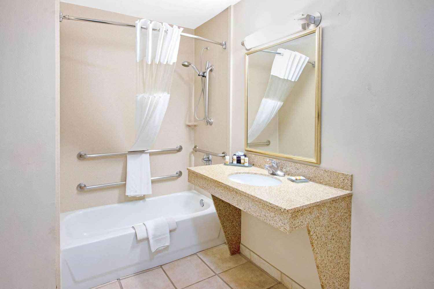 La Quinta Inn & Suites by Wyndham Ruidoso Downs 54/55
