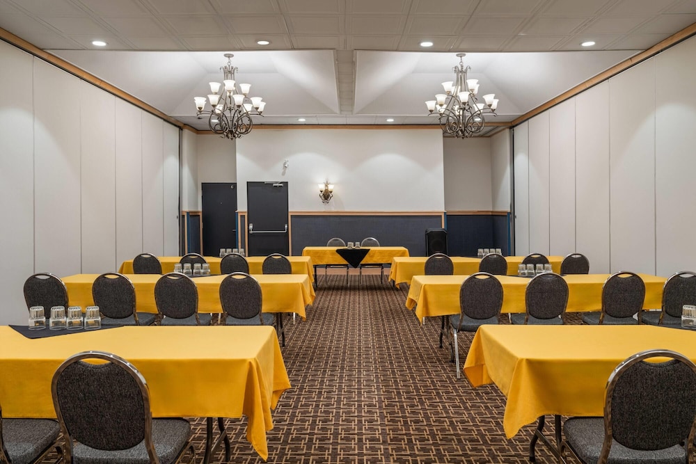 Sternwheeler Hotel & Conference Centre, Trademark by Wyndham 47/56