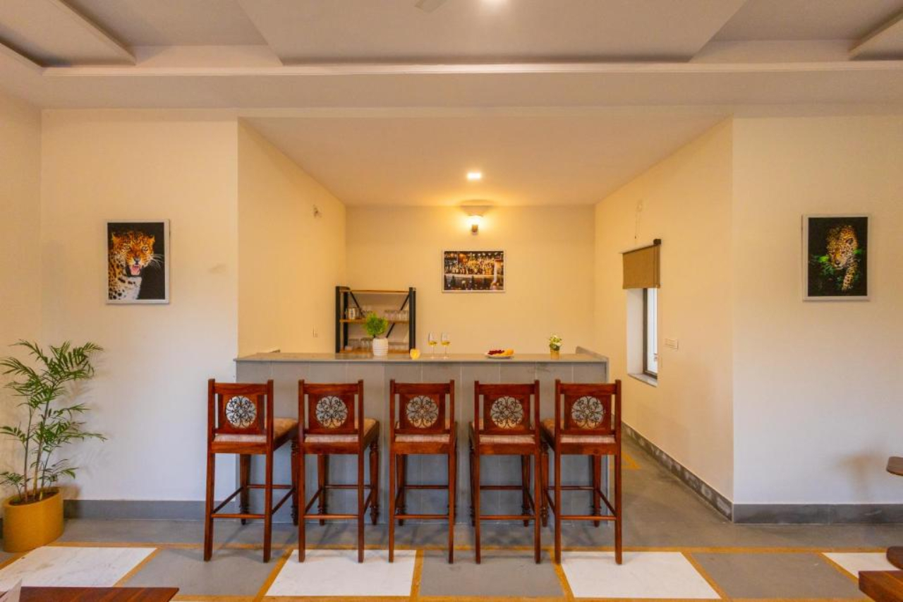 ELIVAAS Raas Stays 4 BHK Retreat with Pvt Pool & Scenic Aravali Views 9/17