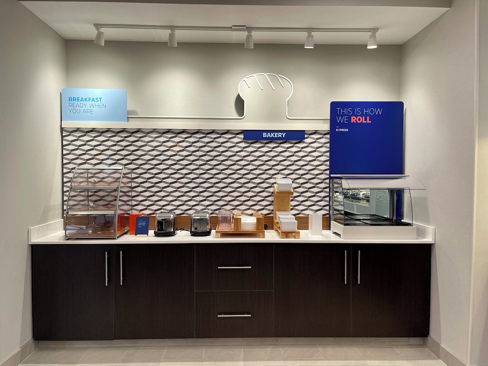 Holiday Inn Express & Suites Ft. Smith Airport, an IHG Hotel 15/75