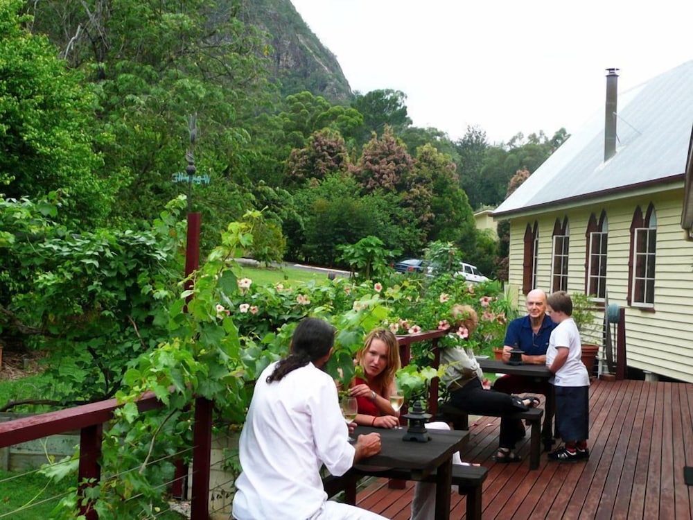 GLASS HOUSE MOUNTAINS ECOLODGE 6/34