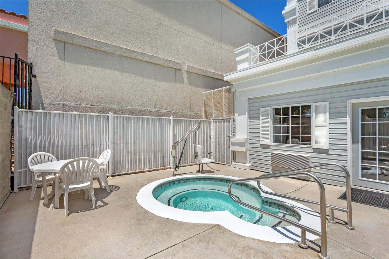 Best Western Luxury Inn 24/37