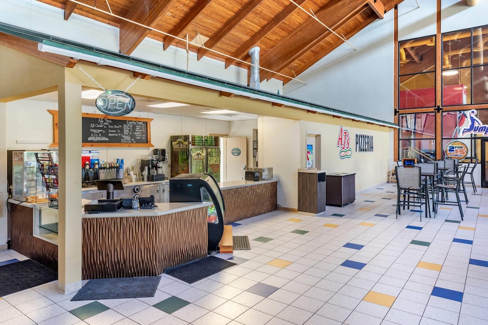 Three Bears Waterpark Resort Near Tomah, an Ascend Collection Hotel 8/50