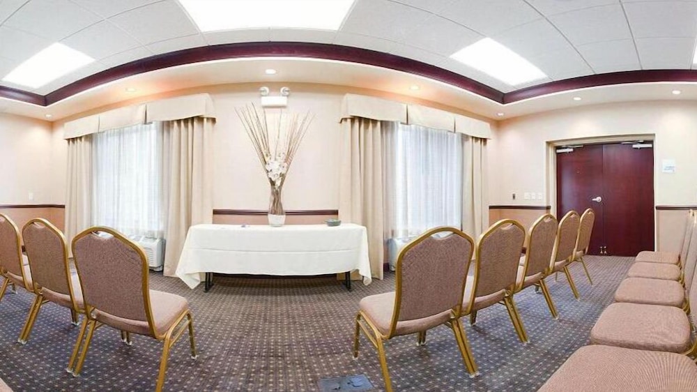 Holiday Inn Express Hotel And Suites Chicago Arpt Area West Ohare 42/46
