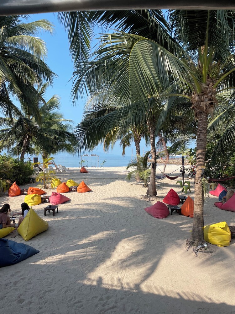 Echo Beach Backpackers 30/50