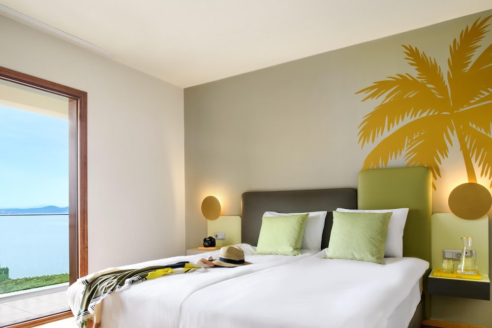 Comfort, Queen Bed, Sea View, Sofa