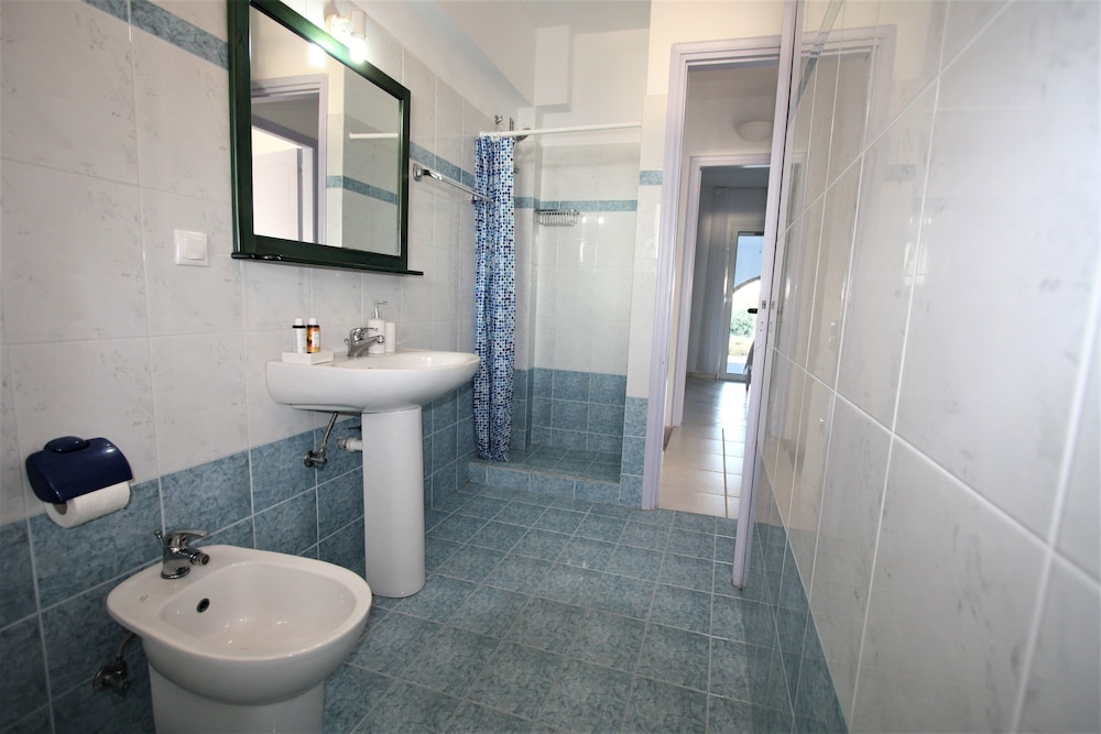 2 BEDROOMS, HOUSE, OCEAN FRONT, SEA VIEW