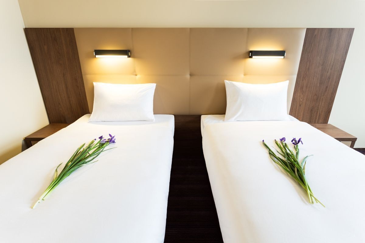 ROOM, TWIN BEDS