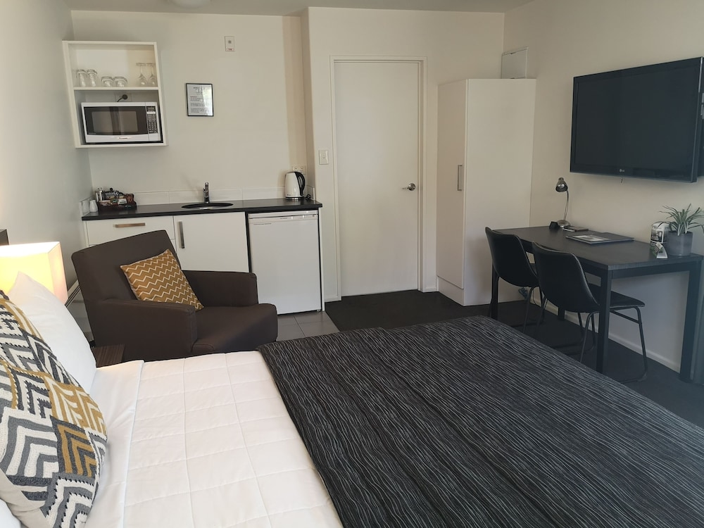 Airport Palms Motel 55/69