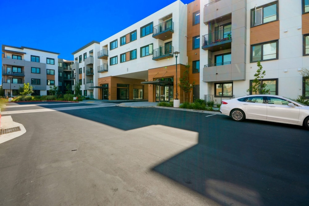 Bluebird Suites near Facebook HQ 33/45