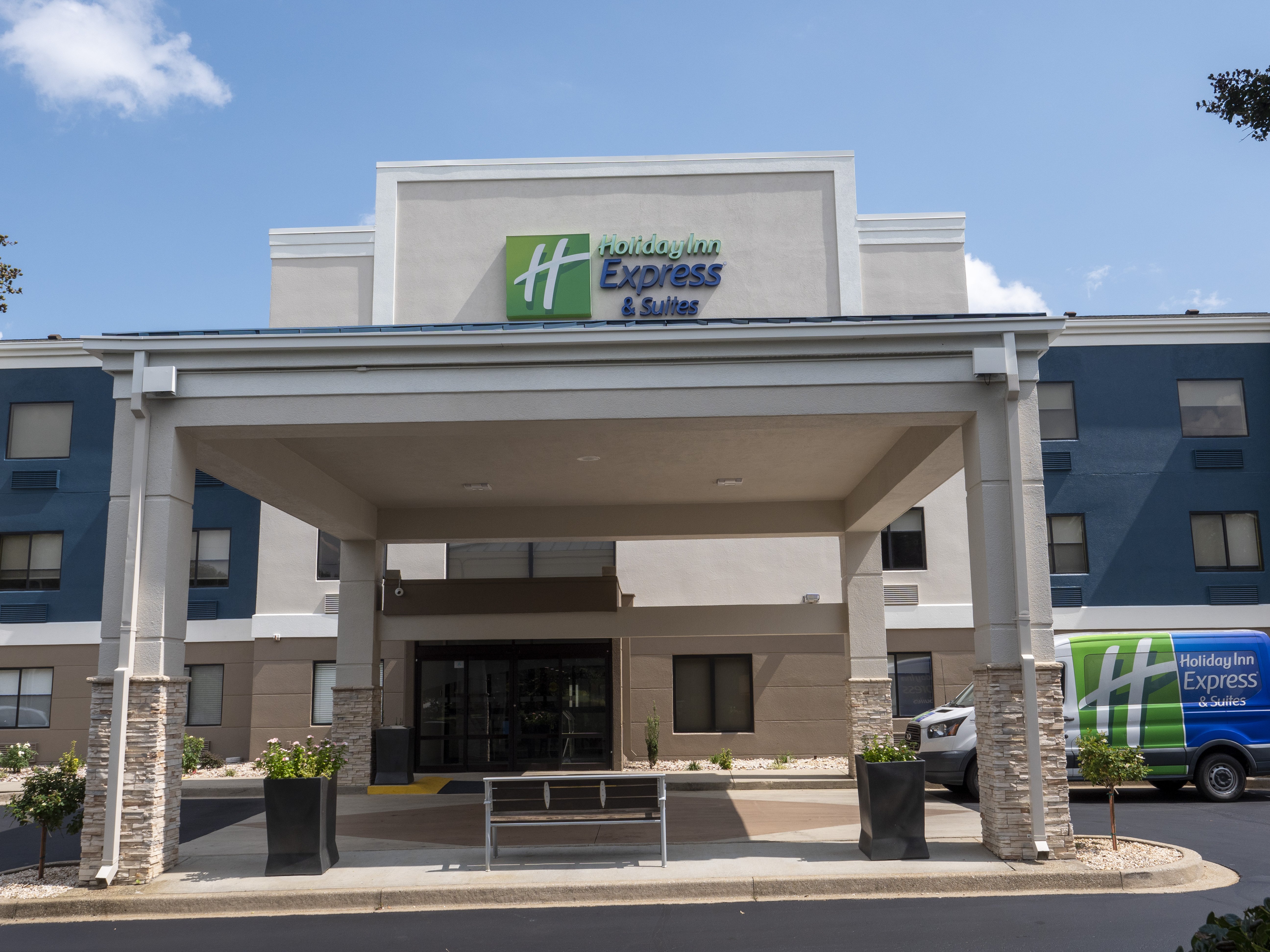 Holiday Inn Express Suites Greenville Airport 2/70