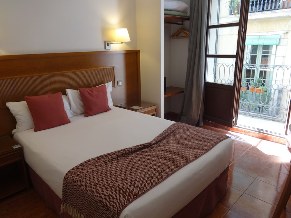 ROOM, DOUBLE OR TWIN BED