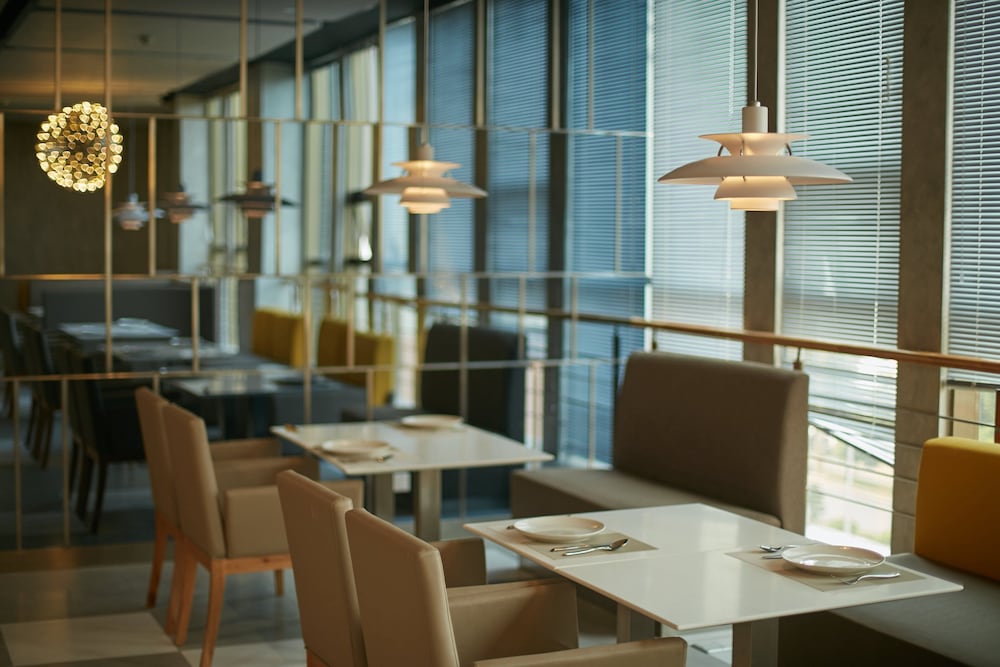 HOLIDAY INN EXPRESS LESHAN CITY SQUARE 33/43