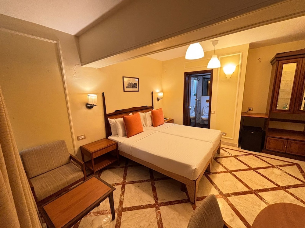 Hiltop Hotel 28/56