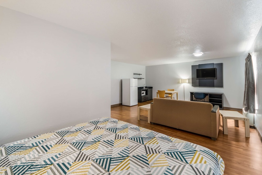 Studio6 Laredo, TX - North I 35 8/47