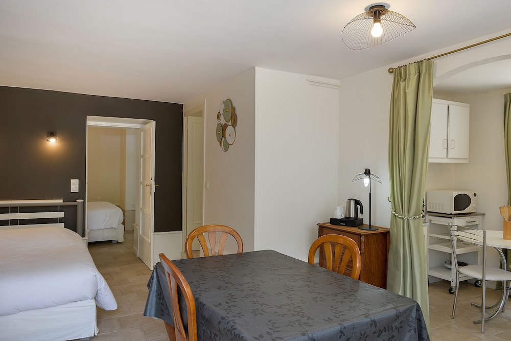 MANOIR DE LA GIRAUDIERE 24/42