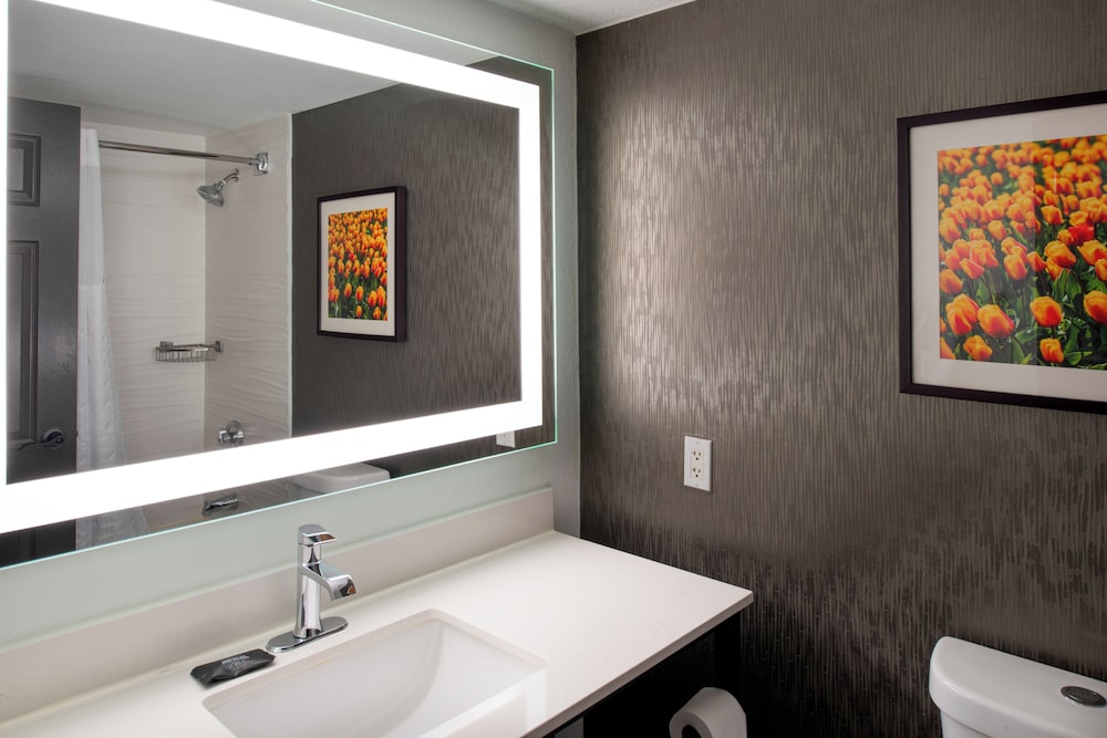 La Quinta Inn & Suites by Wyndham Seattle Sea-Tac Airport 46/48