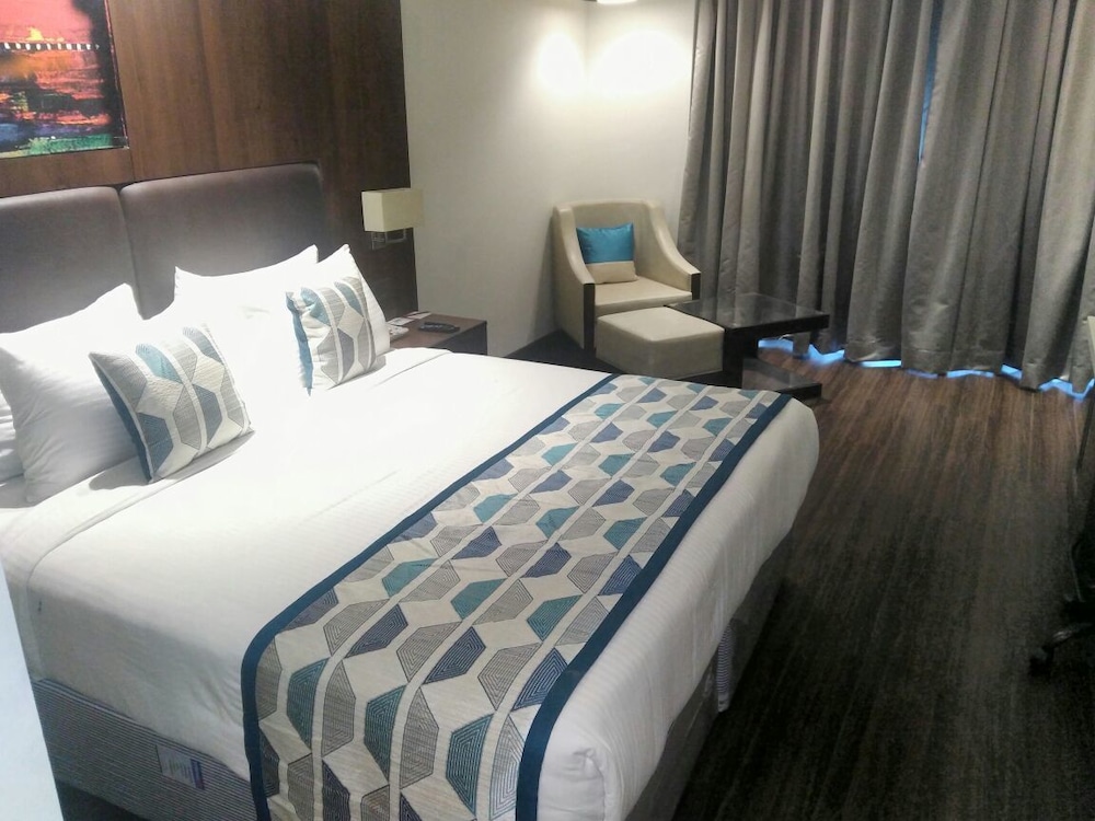 EXECUTIVE, KING BED
