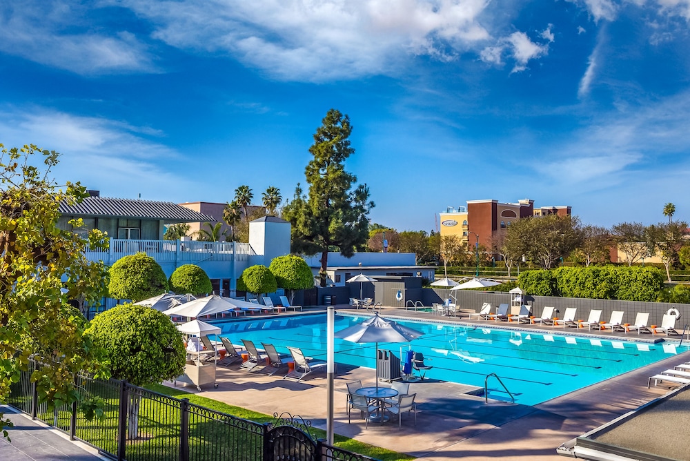 The Anaheim Hotel 71/74