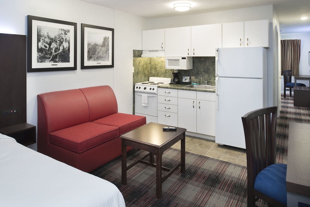 Luxbury Inn & Suites 15/34