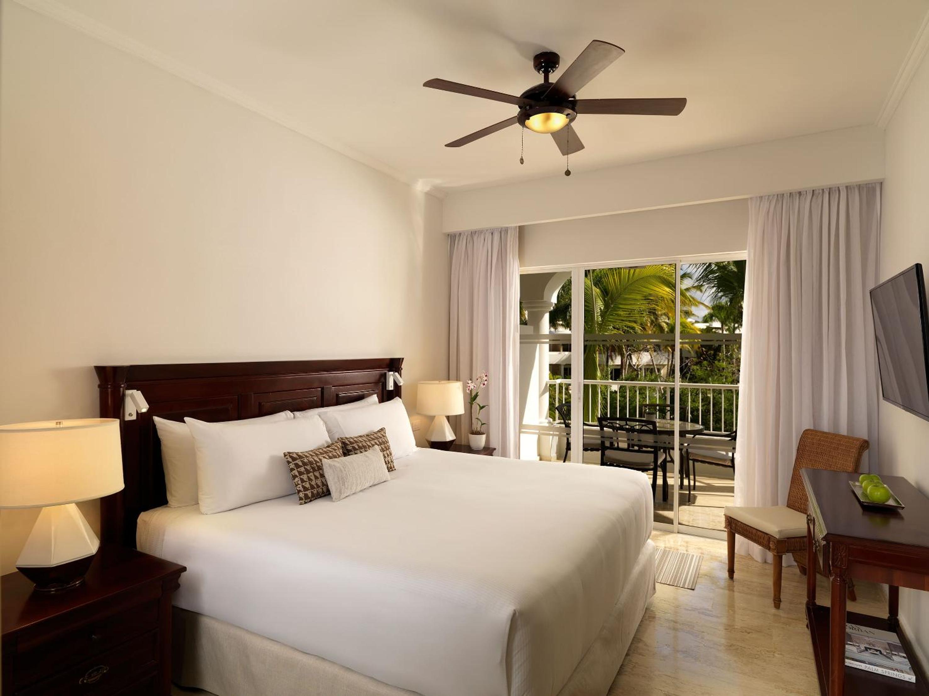 Master, the Level, Suite, King Bed, Garden View