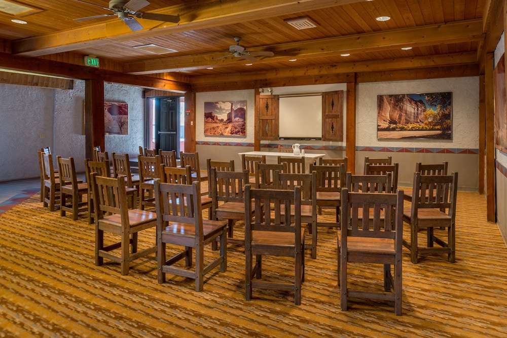 Thunderbird Lodge 25/48