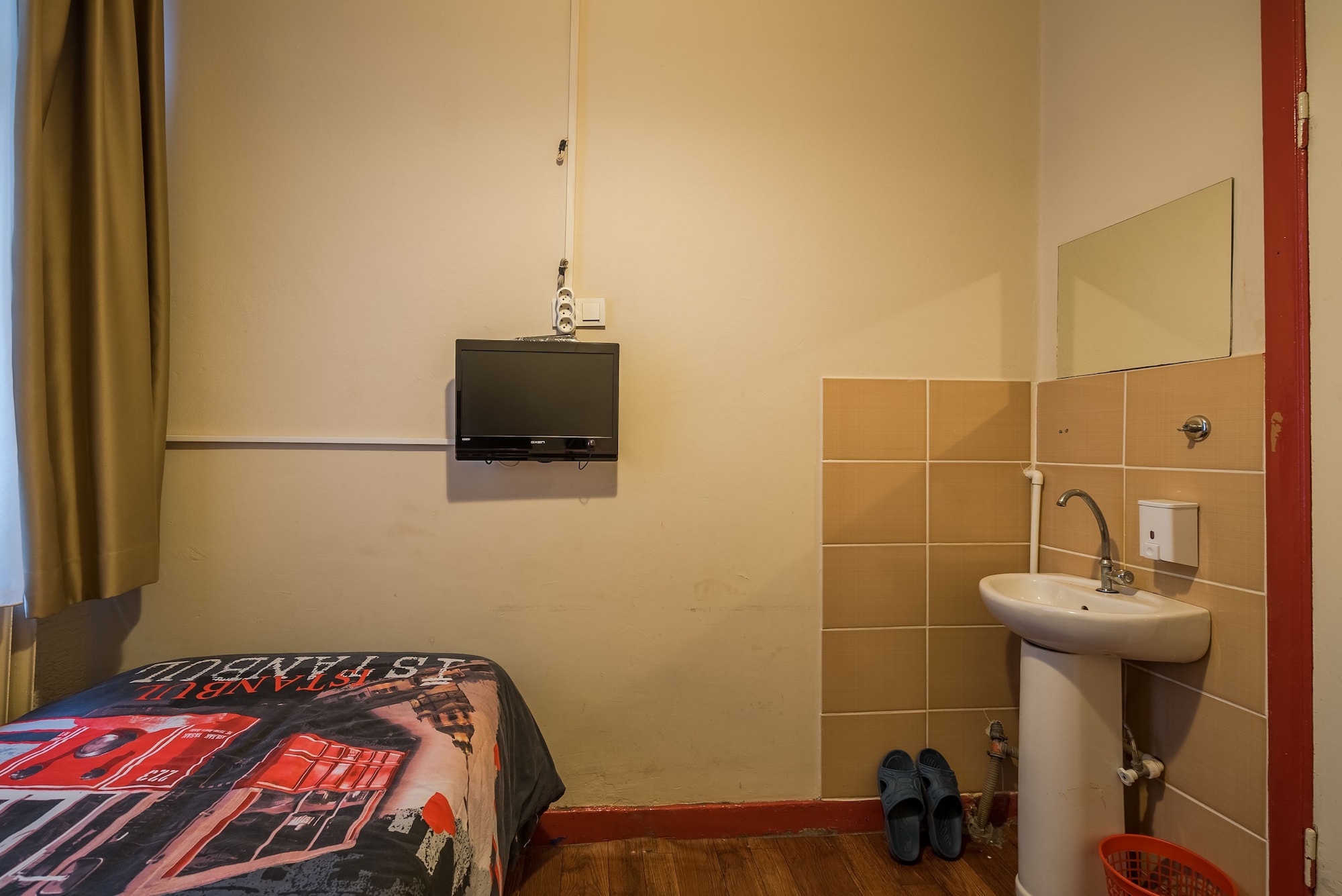 ECONOMY, SINGLE, SHARED BATHROOM
