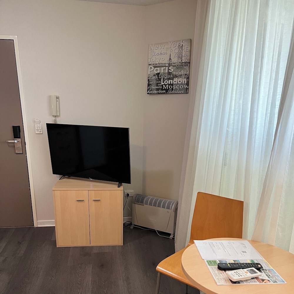 CALOUNDRA CENTRAL APARTMENT HOTEL 64/68