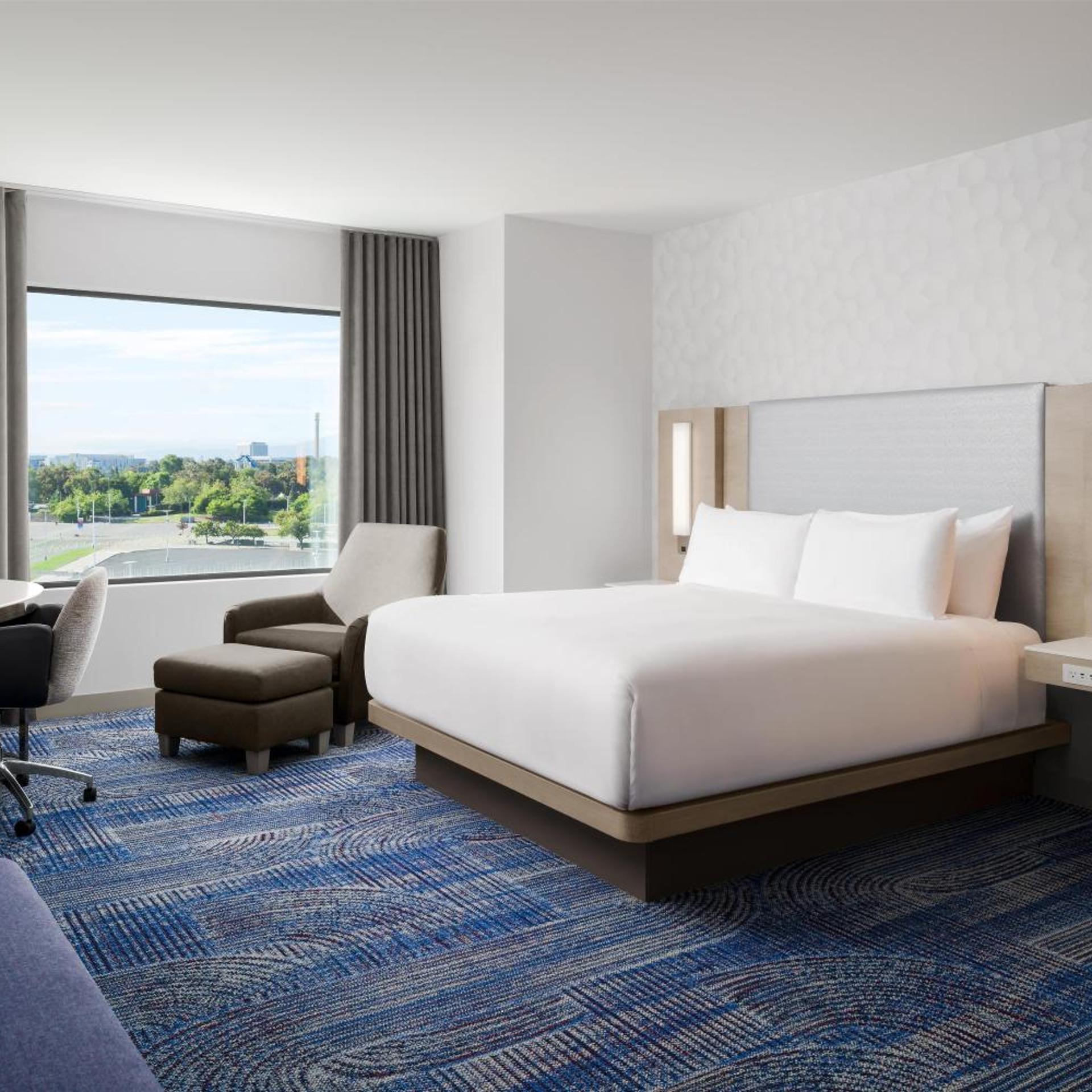 1 Bedroom, Suite, King Bed, Stadium View, Parlor